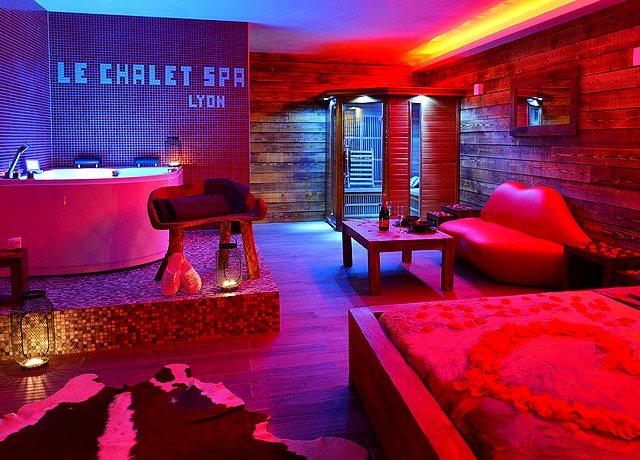 chalet spa lyon chambre avec jacuzzi privatif et sauna