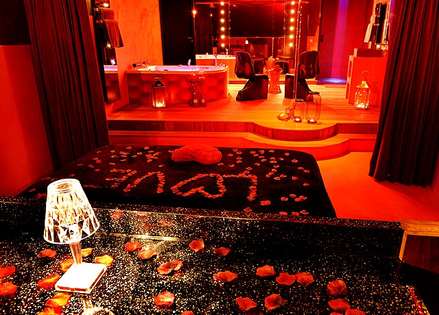 le cabaret vip spa lyon chambre avec jacuzzi privatif