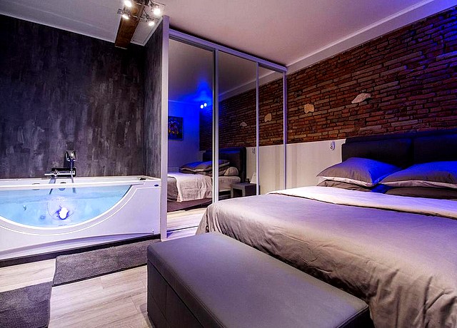 dormir dans un appartemment avec un jacuzzi privatif dans la chambre sur toulouse au cocoon'inn daurade toulouse