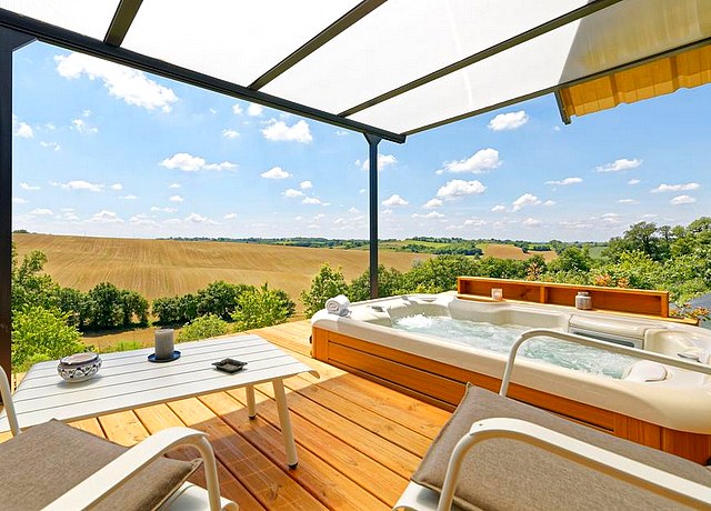 chalet avec jacuzzi privatif à Toulouse au Domaine de la Maison Bleue de Toulouse