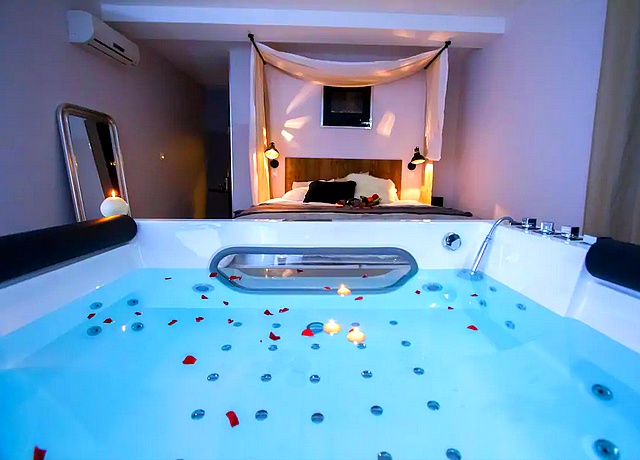 chambre avce un jacuzzi privaif à Bordeaux au Loft Love