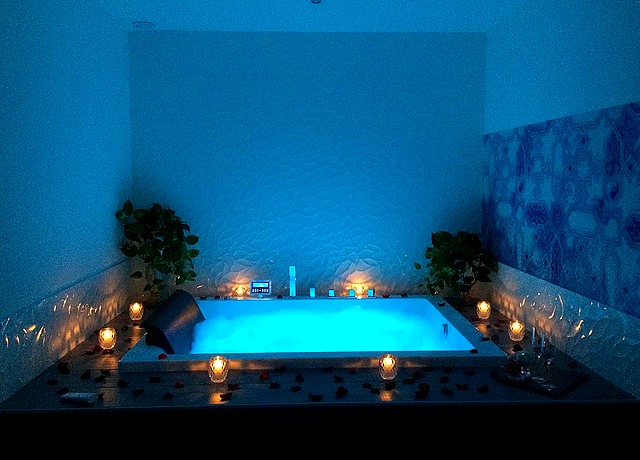 chambre avec jacuzzi privatif sur Nice à l'hôtel Villa Rose