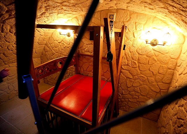 Donjon avec chambre SM proche de Strasbourg à la Love Room