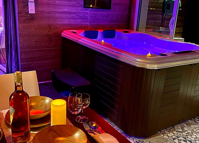 Chambre avec jacuzzi privatif sur Marseille a la Suite Phantastica