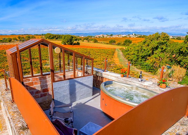 Chambre d'hôtel avec jacuzzi privatif à Montpellier au domaine Sainte Suzanne