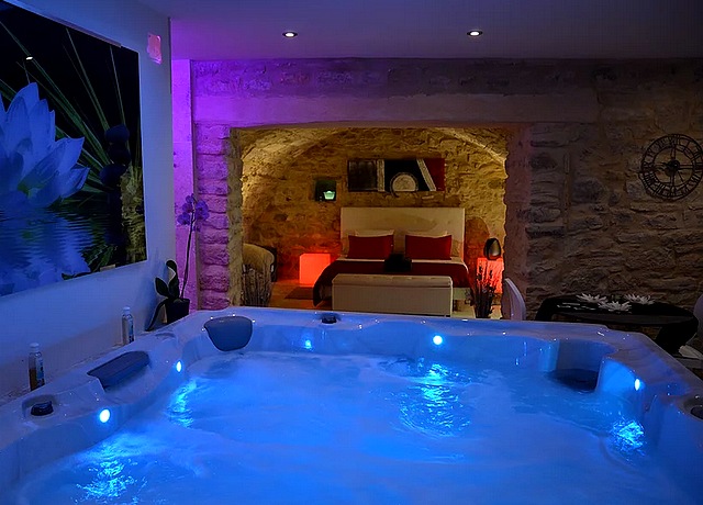 Chambre d'hôte possédant une chambre avec jacuzzi privatif près de Montpellier aux Nuits envoûtées