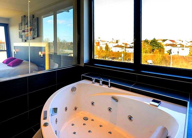 Hôtel avec suites et chambres avec jacuzzi privatif à Strasbourg à l'Athéna spa hotel