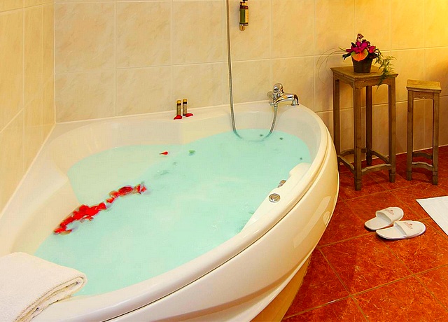 Hôtel et chambre avec jacuzzi privatif à Strasbourg à l'hotel beaucour