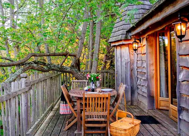 Dormir dans une cabane dans les arbres près de Bordeaux au Domaine Ecotelia