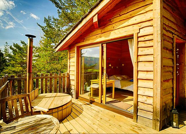 Dormir dans une cabane dans les arbres près de Lyon aux Cabanes La Haut