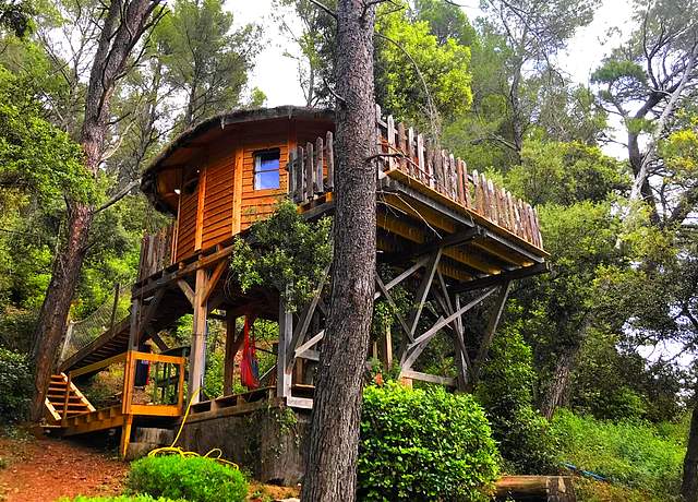 Dormir dans une cabane dans les arbres près de Marseille à l'Auberge de la Tuiliere