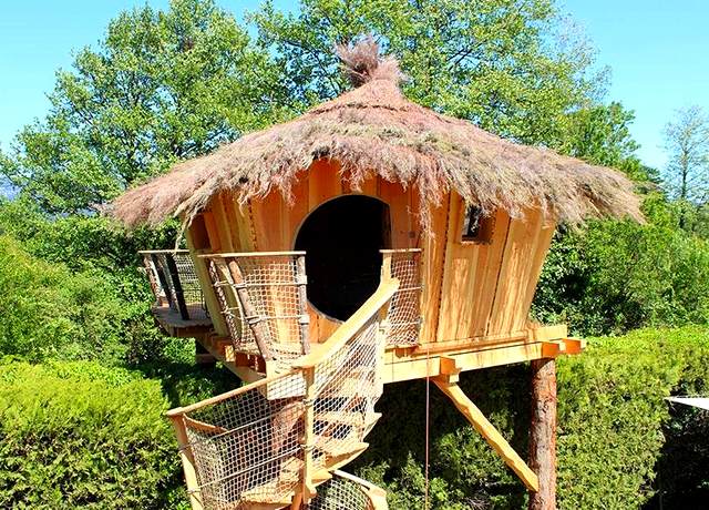 Dormir dans une cabane dans les arbres près de Marseille au Camping de la Sorguette dans la Cabane perchée