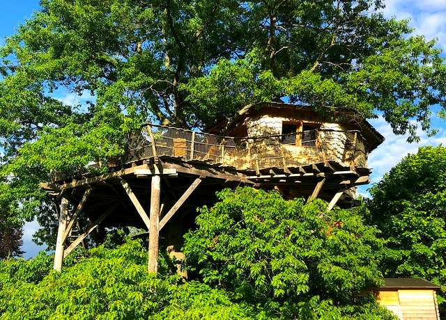 Dormir dans une cabane dans les arbres près de Strasbourg aux Cabanes du Chêne Rouvre