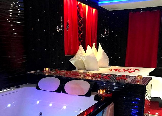 Nuit insolite en amoureux à Lyon, au Cabaret vip spa lyon