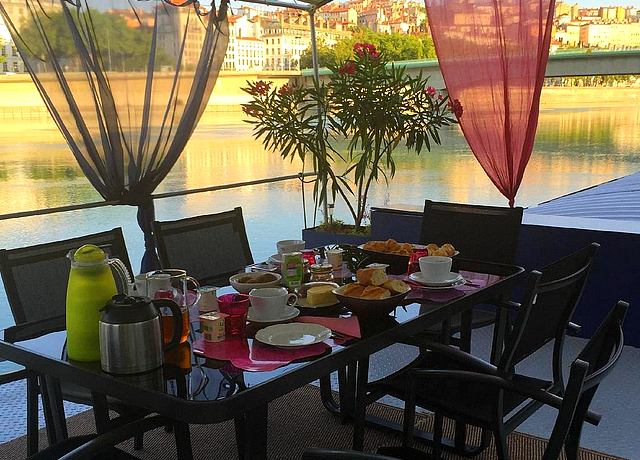 Nuit insolite en amoureux à Lyon, sur la péniche Barnum